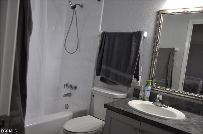 Building Photo - 1435 Alcazar Ave