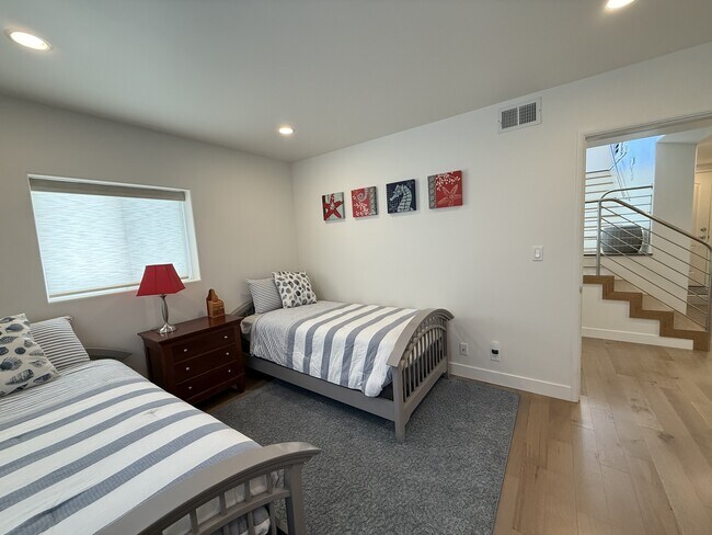 Building Photo - 3744 Ocean Dr