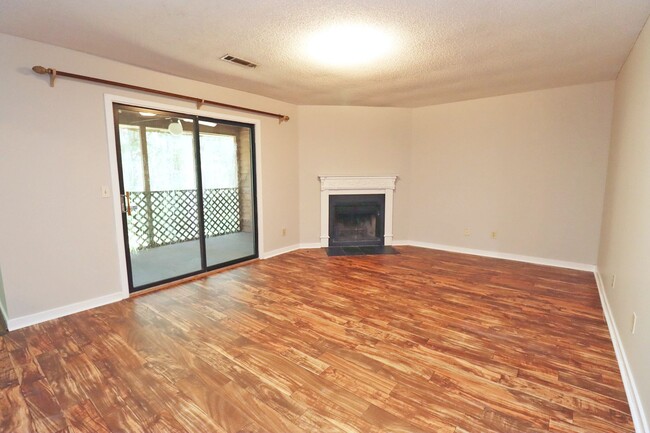 Building Photo - Spacious 2BR 2BA townhome in Village Creek!