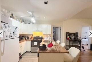 Building Photo - 322 St Paul St