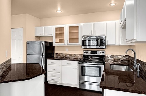 Building Photo - Versailles Apartments - 2 bedrooms
