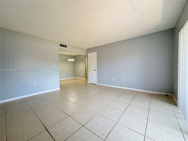 Building Photo - 10431 N Kendall Dr