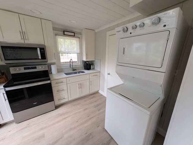 Building Photo - Adorable Rental in the Heart of Sarasota