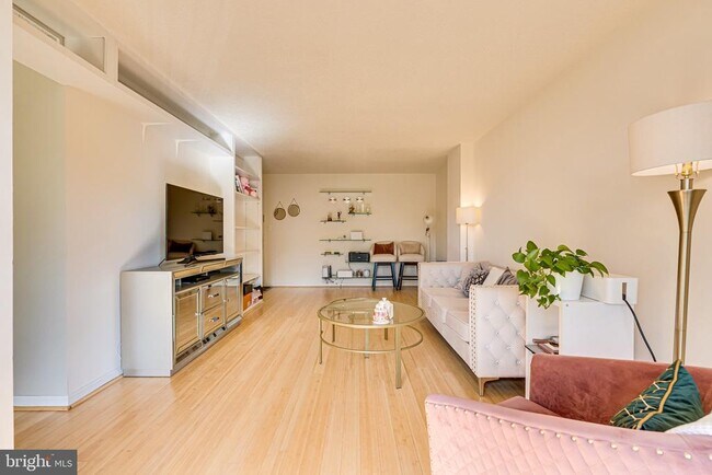 Primary Photo - 2300 Pimmit Dr