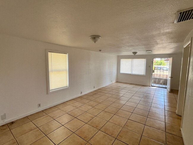 Building Photo - 3 Bedroom 1 Bath duplex with updated kitchen