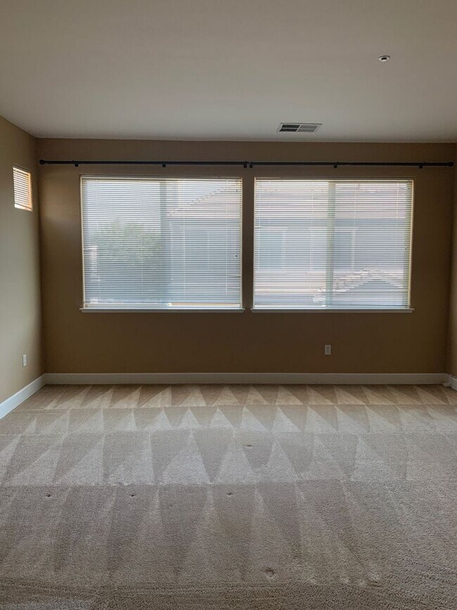 Building Photo - 4BR/3BA Single Family House - Brentwood