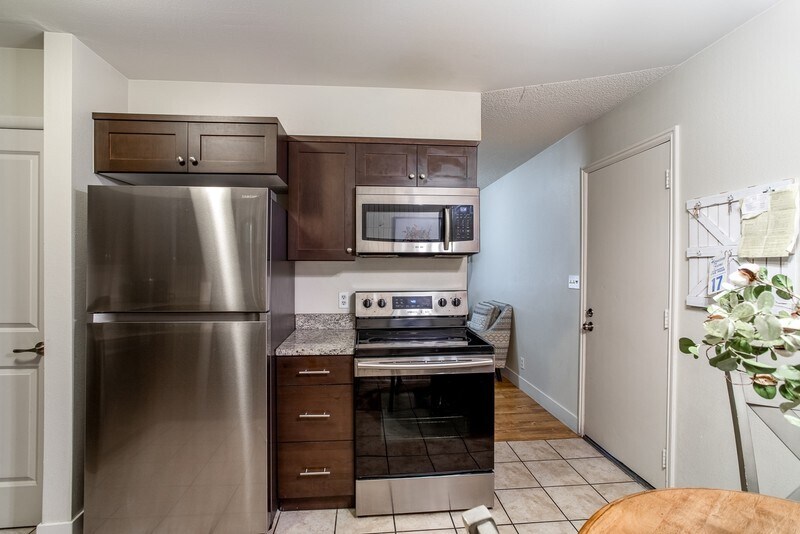 Building Photo - 781 N Valley View Dr
