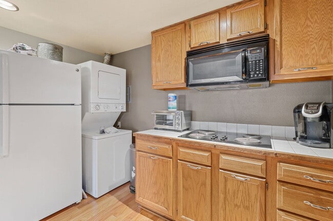 Building Photo - 2650 N Valley View Rd