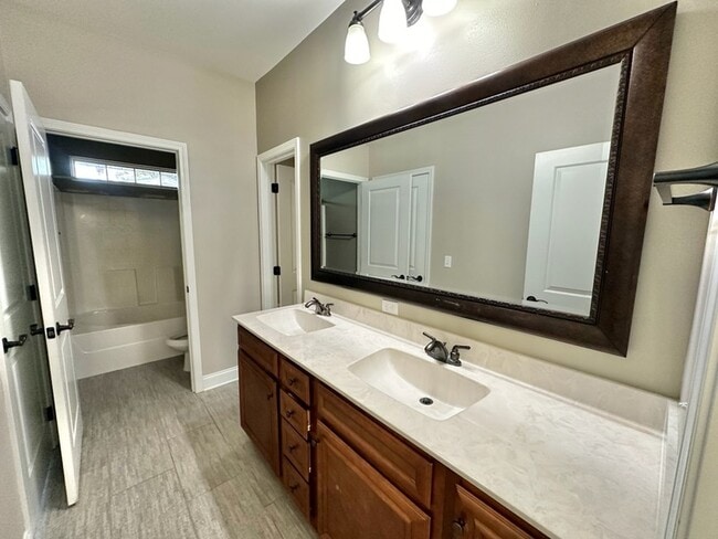 Building Photo - 209 Coral Dr SW