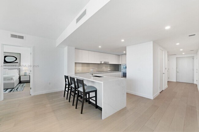 Building Photo - 9221 E Bay Harbor Dr