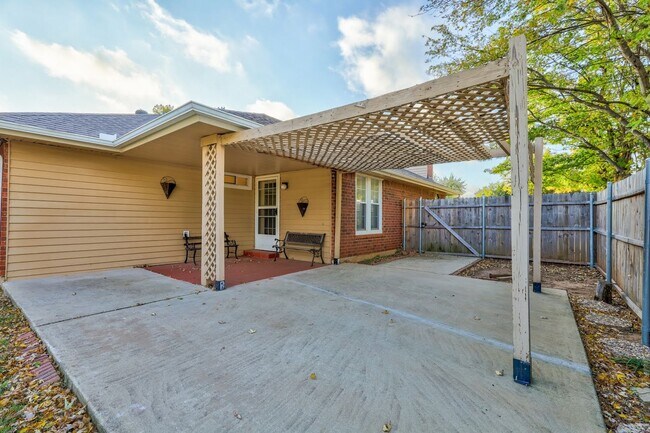 Building Photo - 3 Bed 2 Bath in OKC!