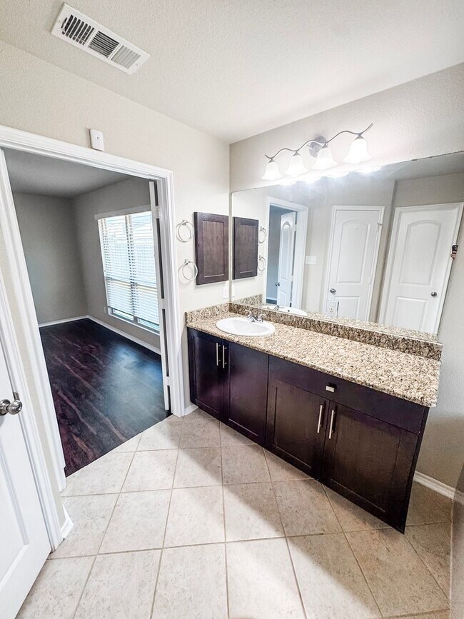 Building Photo - Quiet 3/2 House in Meadowcreek w/ Aug Move in!