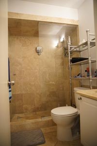 Building Photo - 5930 Sandhurst Ln
