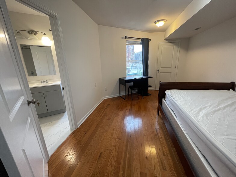 Building Photo - 3833 Baring St