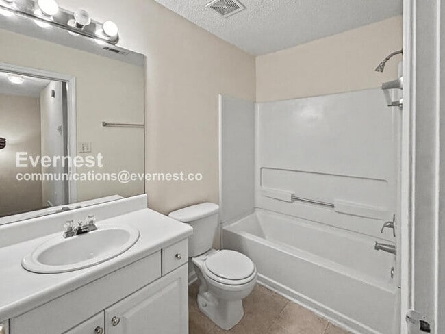 Building Photo - 3 Bed, 1.5 Bath Townhome with Fenced Yard / Pet-Friendly / Coming Soon!