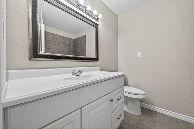 Building Photo - 210 N Shirley Ln