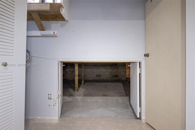 Building Photo - 3925 NE 171 St