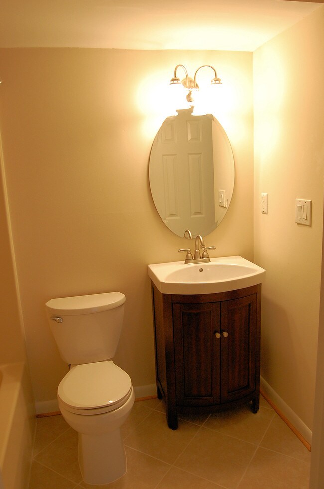 First floor full bath - 2667 Chancer Dr
