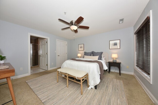 Building Photo - 1515 N Van Buren St