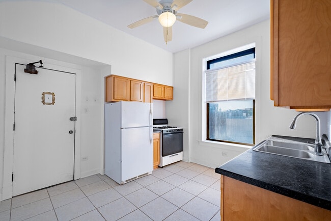 Building Photo - 2418 N Clybourn Ave