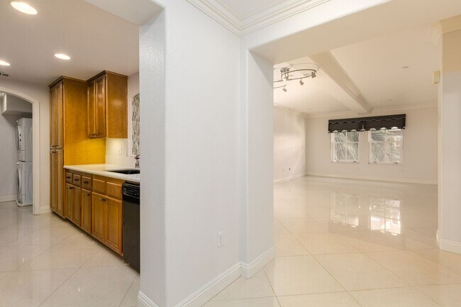 Building Photo - Expansive Marina District 2 Bedroom at Cit...