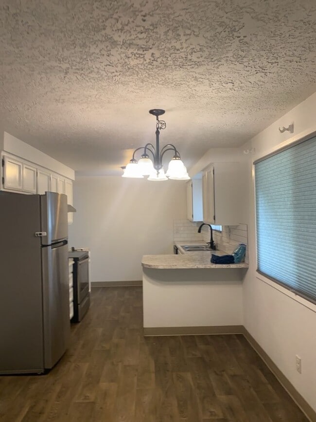 Building Photo - Lake Shore 3 Bedroom- Single Level!
