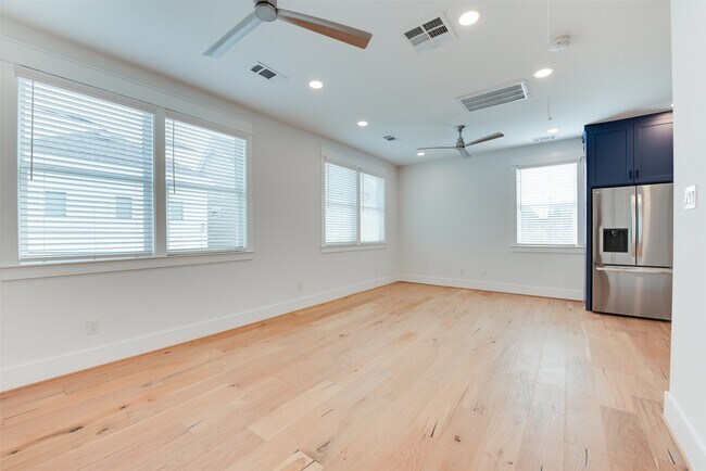 Building Photo - 425 W 21st St