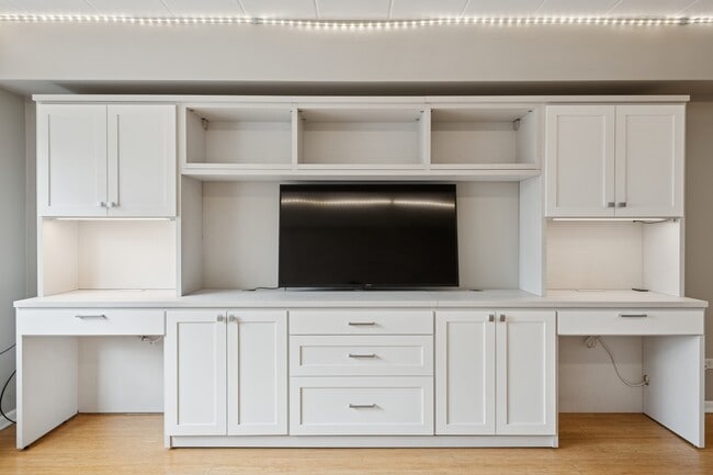 Building Photo - 5616 N Kenmore Ave