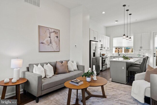 Building Photo - 2235 Hope St