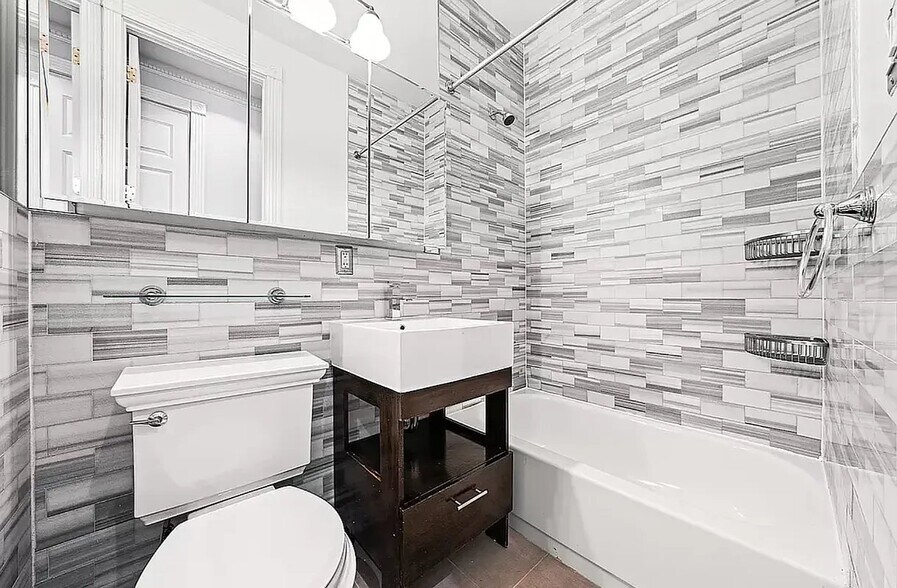 Building Photo - 321 W 16th St