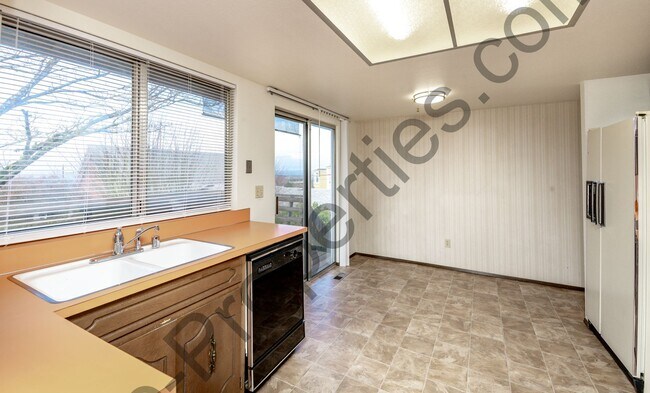 Building Photo - 4 bedroom 2.5 bathroom Home