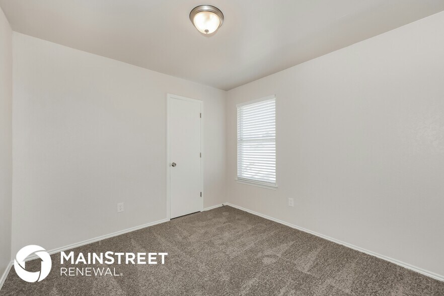 Building Photo - 828 Bentree Dr