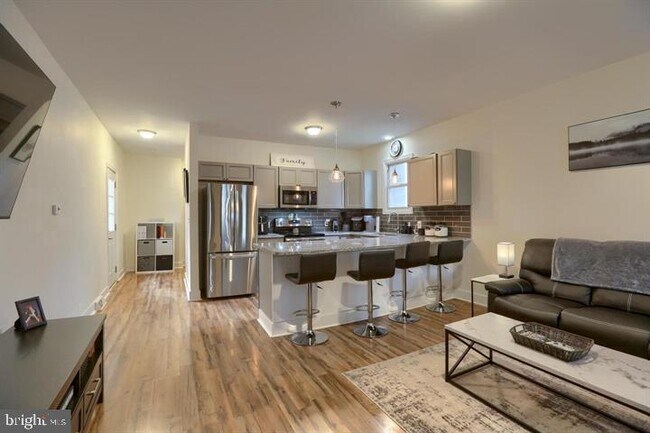 Building Photo - 409 7th St