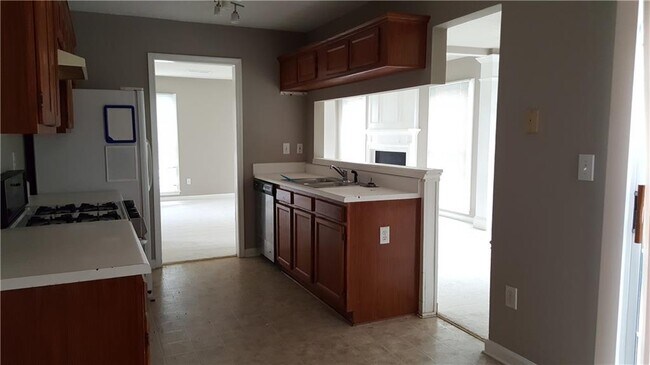 Building Photo - 2595 Binghampton Ln
