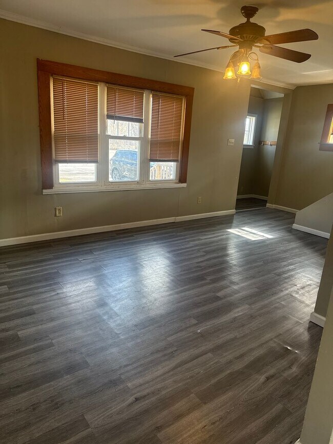 Building Photo - Great Mattydale 3 Bed 1 Bath Colonial