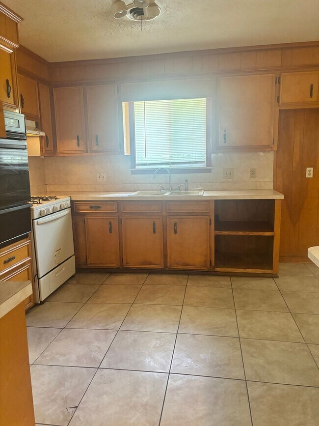 Building Photo - 1022 Garden Park Dr