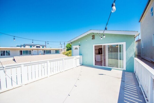 Building Photo - Charming Coastal Retreat - Newly Remodeled!