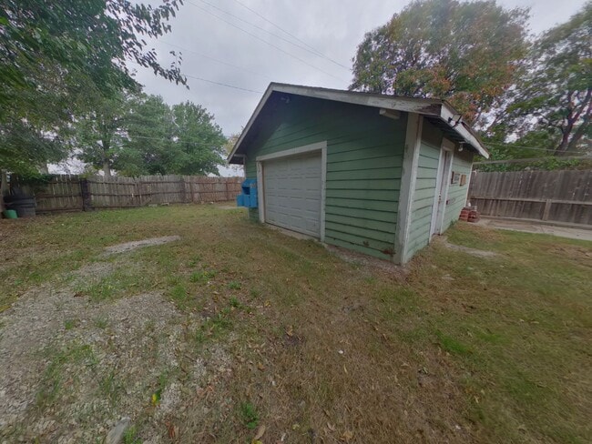 Building Photo - 411 S Poplar St