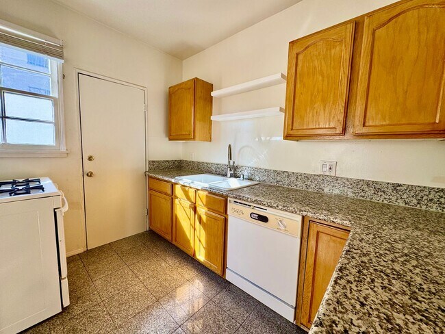 Building Photo - Sun-Filled 1-bed 1-bath First Floor short ...