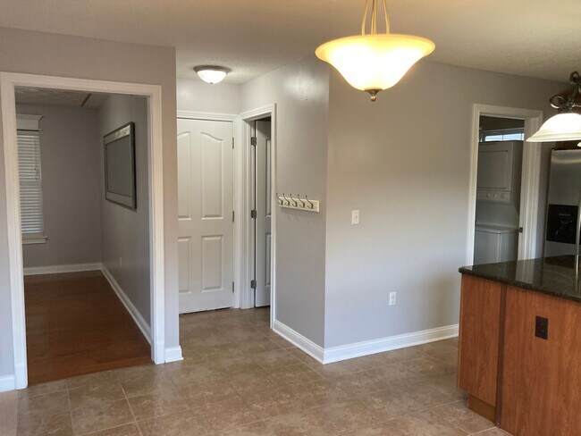 Building Photo - 100 Twin Lakes Dr