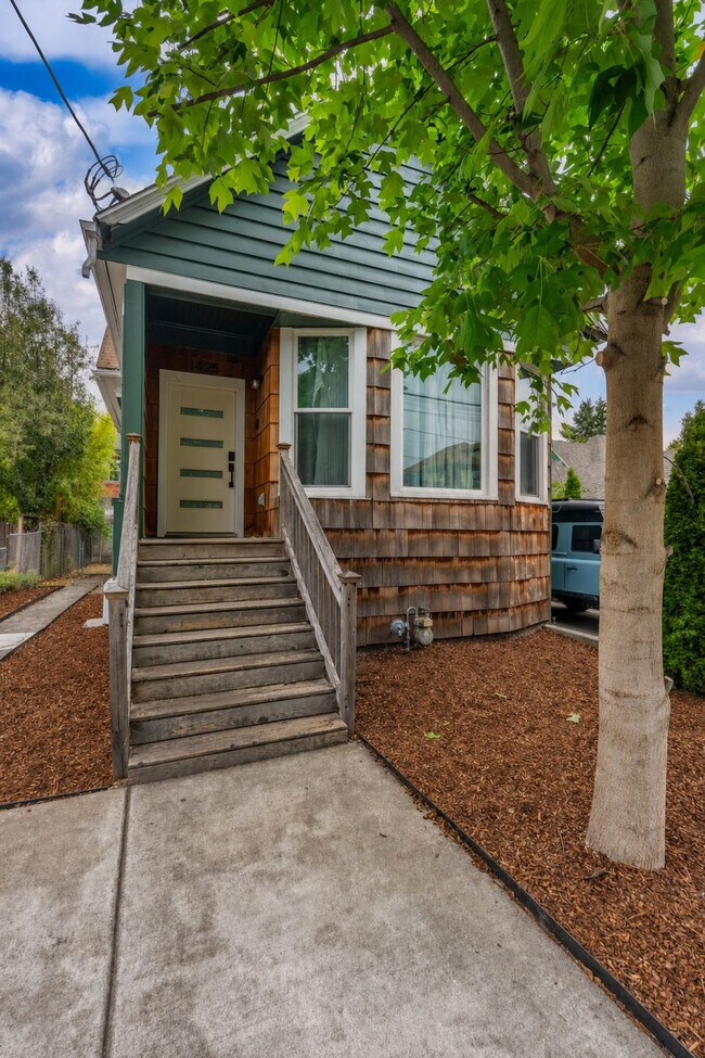 Building Photo - 1425 SE 41st Ave