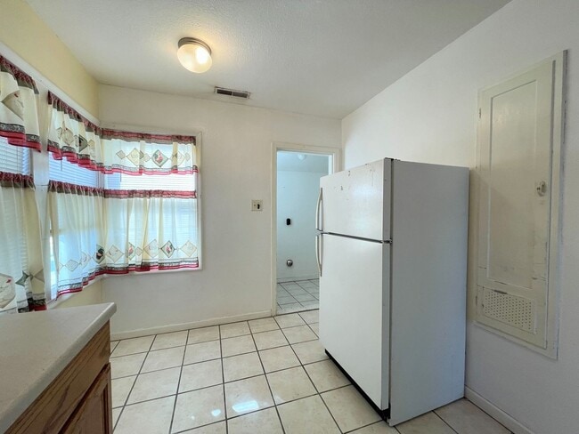 Building Photo - Cozy 1 bedroom with detached garage