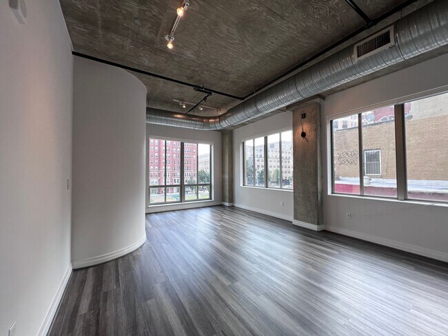 Building Photo - Large, Upgraded 2 Bed/2 Bath Loft off Mass...