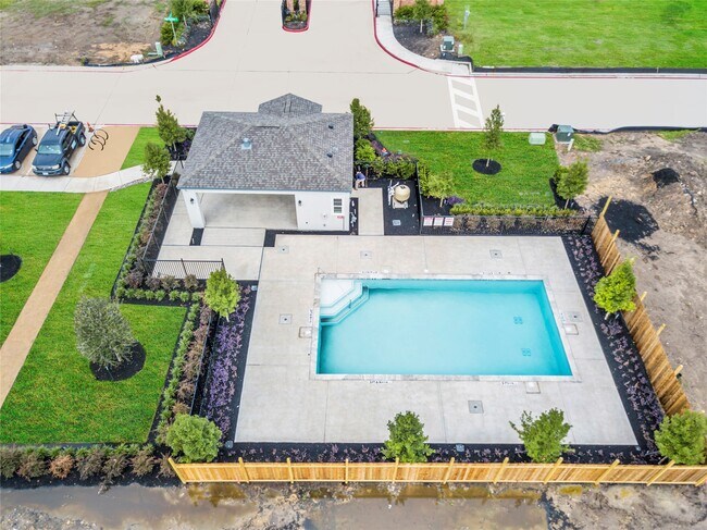 Building Photo - 12016 Royal Oaks Banner Wy