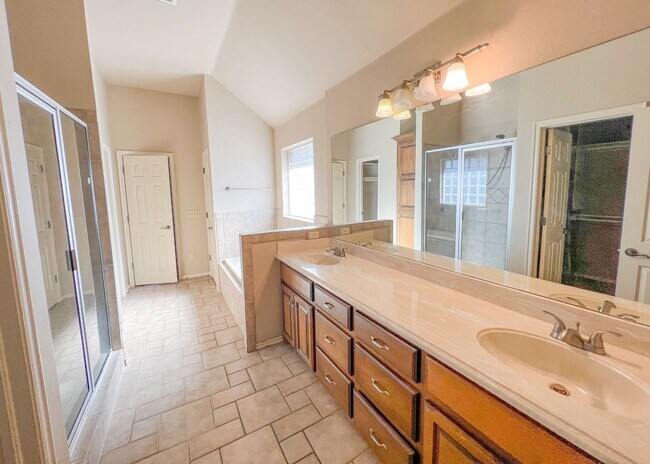 Building Photo - $1000 OFF FIRST MONTHS RENT | Wonderful layout in Fenwick Garden Village!