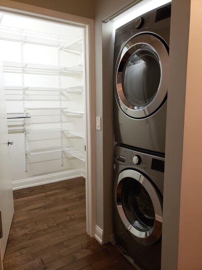 Building Photo - 21 W Chestnut St