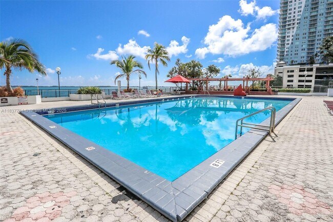 Building Photo - 825 Brickell Bay Dr