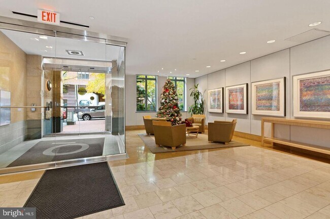 Building Photo - Thomas Circle/Mount Vernon One Bedroom W/P...