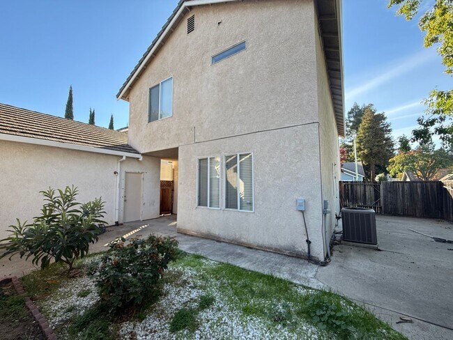 Building Photo - 4 bed 2.5 bath 2 story home available now!