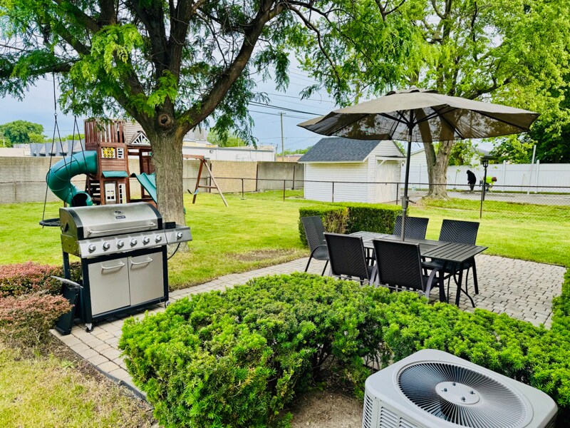 Building Photo - 28227 Gladstone St